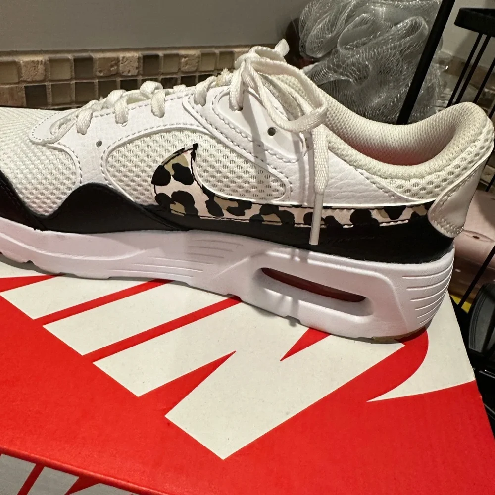 Nike Women’s Athletic Shoes 6.5 NIB - Picture 2 of 6